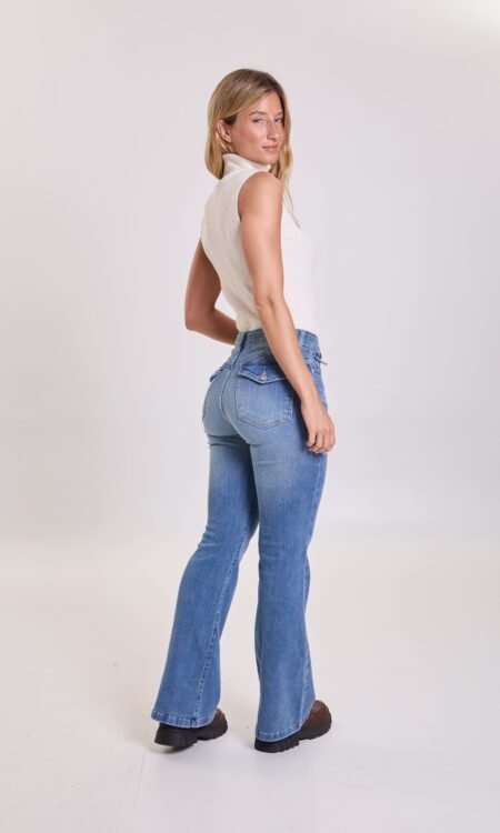Oxford confort con bolsillos con tapita traseros color celeste tiro alto - Aitana